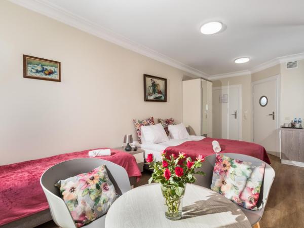 Zamorski BY THE SEA : photo 2 de la chambre chambre triple avec salle de bains privative