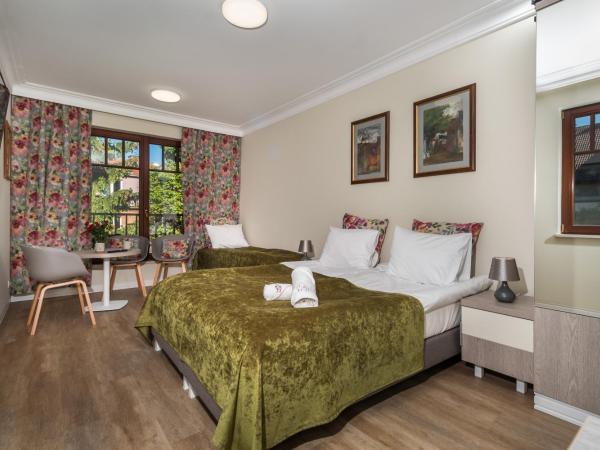 Zamorski BY THE SEA : photo 1 de la chambre chambre triple avec salle de bains privative