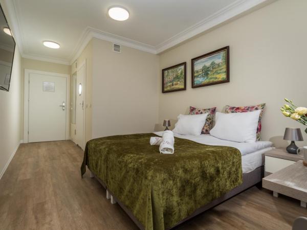 Zamorski BY THE SEA : photo 2 de la chambre chambre double avec salle de bains privative