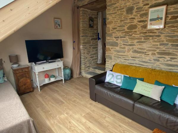 L'ARDOISIÈRE, maison d'hôtes et d'amis : photo 6 de la chambre chambre triple avec vue