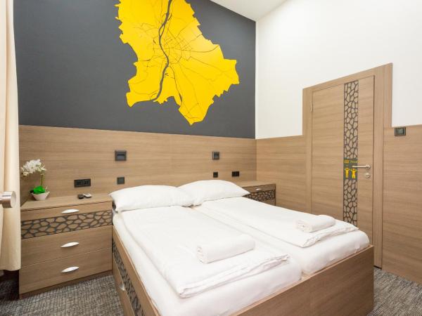 E14 Design Hostel : photo 4 de la chambre chambre double avec salle de bains privative