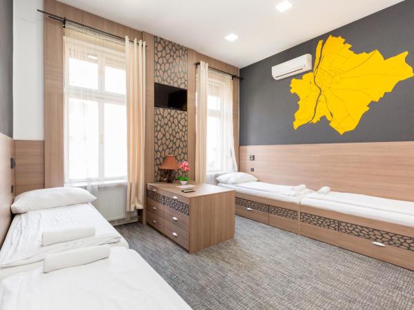 E14 Design Hostel : photo 3 de la chambre chambre quadruple avec salle de bains commune