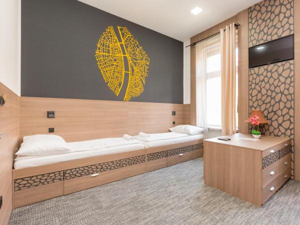 E14 Design Hostel : photo 1 de la chambre chambre quadruple avec salle de bains commune