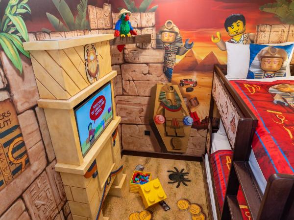 LEGOLAND Hotel Dubai : photo 2 de la chambre chambre entièrement axée sur le thème de l’aventure avec accès gratuit au parc, petit-déjeuner, ateliers créatifs, chasse au trésor en chambre et activités pour enfants.