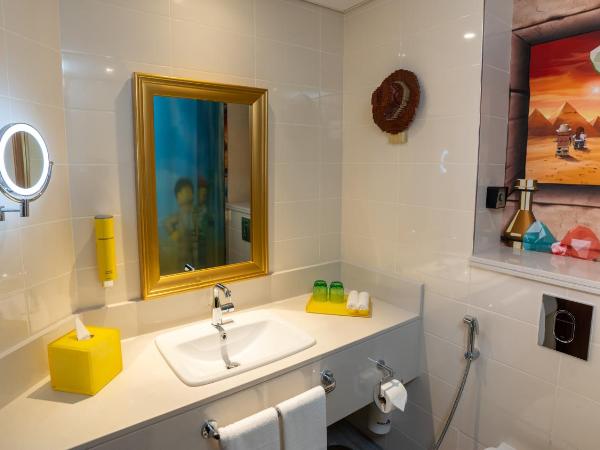 LEGOLAND Hotel Dubai : photo 3 de la chambre chambre entièrement axée sur le thème de l’aventure avec accès gratuit au parc, petit-déjeuner, ateliers créatifs, chasse au trésor en chambre et activités pour enfants.