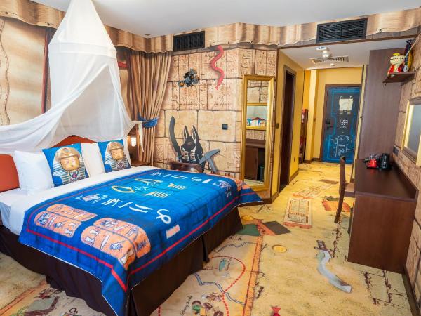 LEGOLAND Hotel Dubai : photo 1 de la chambre chambre entièrement axée sur le thème de l’aventure avec accès gratuit au parc, petit-déjeuner, ateliers créatifs, chasse au trésor en chambre et activités pour enfants.