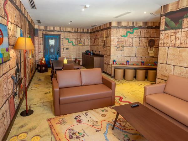 LEGOLAND Hotel Dubai : photo 2 de la chambre suite familiale entièrement axée sur le thème de l’aventure avec accès gratuit au parc, petit-déjeuner, ateliers créatifs, chasse au trésor en chambre et activités pour enfants.