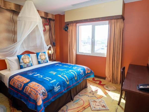 LEGOLAND Hotel Dubai : photo 1 de la chambre suite familiale entièrement axée sur le thème de l’aventure avec accès gratuit au parc, petit-déjeuner, ateliers créatifs, chasse au trésor en chambre et activités pour enfants.
