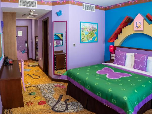 LEGOLAND Hotel Dubai : photo 2 de la chambre chambre axée sur le thème de friends avec accès gratuit au parc, petit-déjeuner, ateliers créatifs, chasse au trésor en chambre et activités pour enfants.