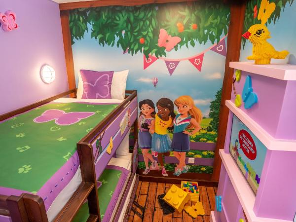 LEGOLAND Hotel Dubai : photo 1 de la chambre chambre axée sur le thème de friends avec accès gratuit au parc, petit-déjeuner, ateliers créatifs, chasse au trésor en chambre et activités pour enfants.