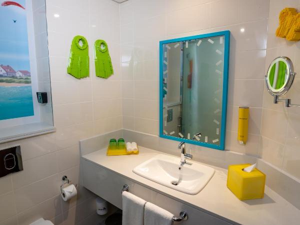 LEGOLAND Hotel Dubai : photo 3 de la chambre chambre entièrement axée sur le thème de friends avec accès gratuit au parc, petit-déjeuner, ateliers créatifs, chasse au trésor en chambre et activités pour enfants.