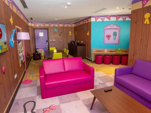 LEGOLAND Hotel Dubai : photo 2 de la chambre suite familiale entièrement axée sur le thème de friends avec accès gratuit au parc, petit-déjeuner, ateliers créatifs, chasse au trésor en chambre et activités pour enfants.