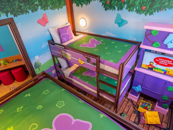 LEGOLAND Hotel Dubai : photo 3 de la chambre suite familiale entièrement axée sur le thème de friends avec accès gratuit au parc, petit-déjeuner, ateliers créatifs, chasse au trésor en chambre et activités pour enfants.