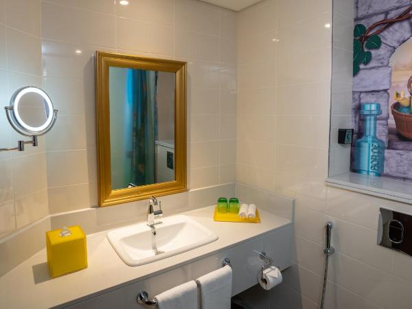LEGOLAND Hotel Dubai : photo 3 de la chambre chambre entièrement axée sur le thème du royaume avec accès gratuit au parc, petit-déjeuner, ateliers créatifs, chasse au trésor en chambre et activités pour enfants.