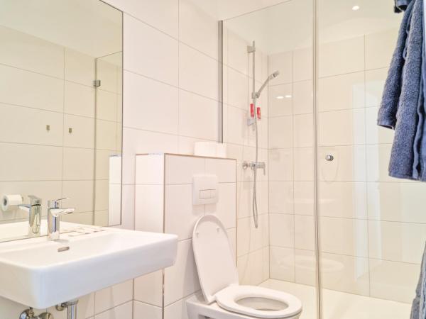 Pension Mozart - Newly Renovated : photo 5 de la chambre petite chambre double - vue sur cour ou lightshaft