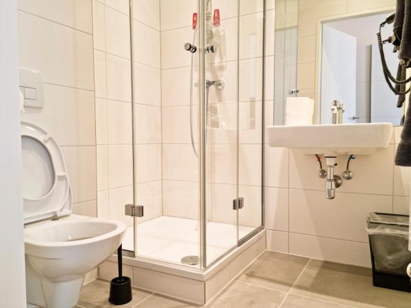 Pension Mozart - Newly Renovated : photo 3 de la chambre chambre double de luxe avec vue sur rue