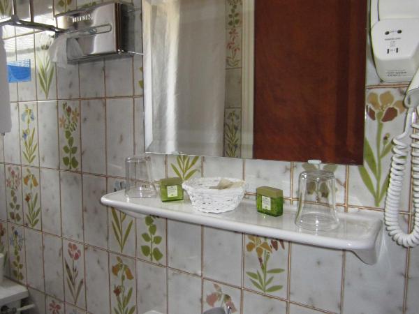 Hotel Belle Vue : photo 4 de la chambre chambre double ou lits jumeaux standard - vue sur mer et jardin