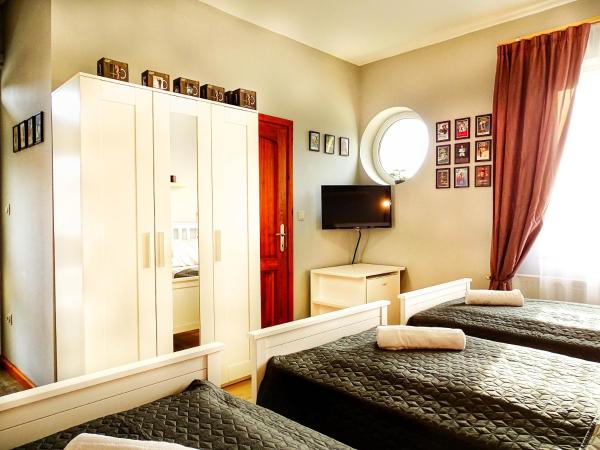 Nótafa Vendégház Eger : photo 2 de la chambre chambre triple avec salle de bains privative