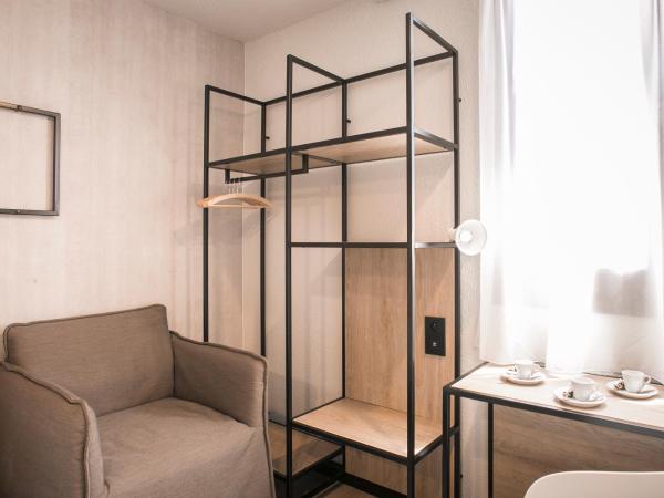 ibis Avignon Sud : photo 5 de la chambre chambre standard avec un lit double & un canapé-lit
