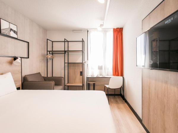 ibis Avignon Sud : photo 8 de la chambre chambre standard avec un lit double & un canapé-lit