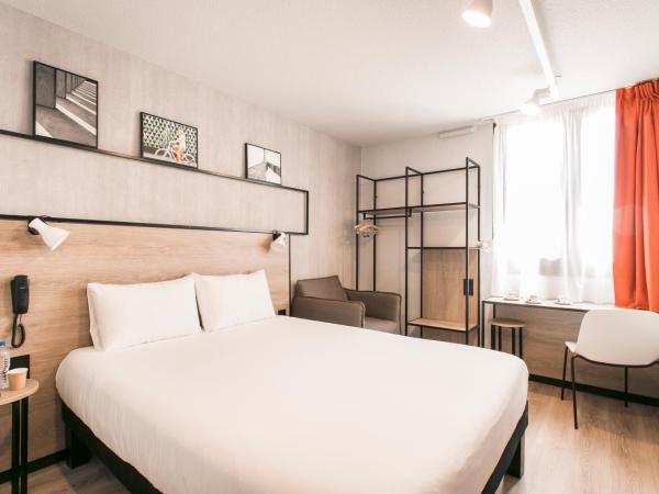 ibis Avignon Sud : photo 2 de la chambre chambre standard avec un lit double & un canapé-lit