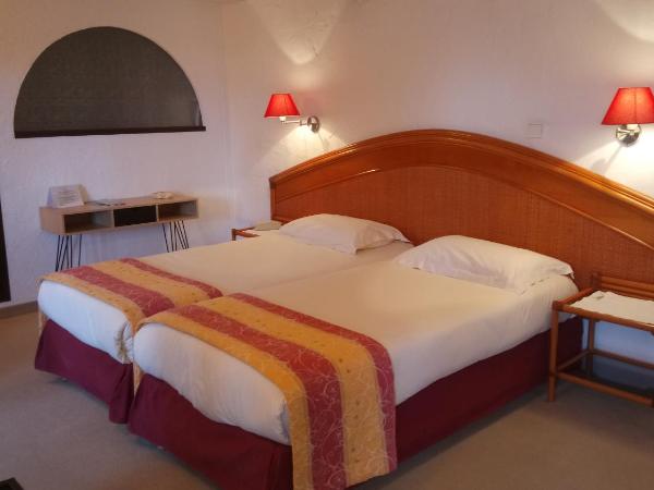 Chambres d'hôtes Les Terrasses du Soleil : photo 10 de la chambre chambre double ou lits jumeaux - vue partielle sur mer