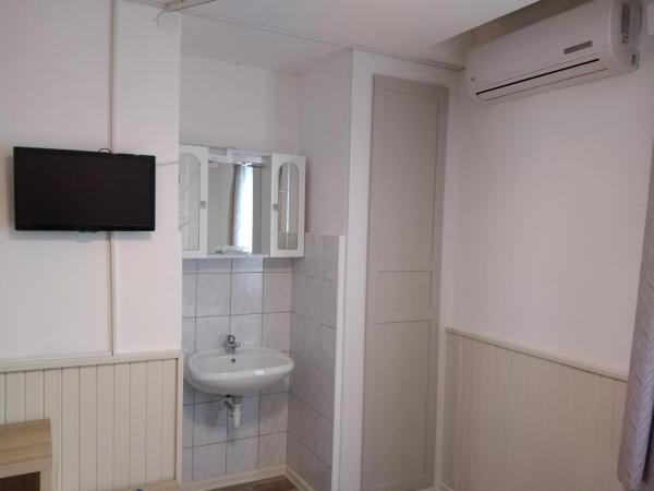 VilLa AdeLe : photo 8 de la chambre chambre quadruple avec salle de bains commune