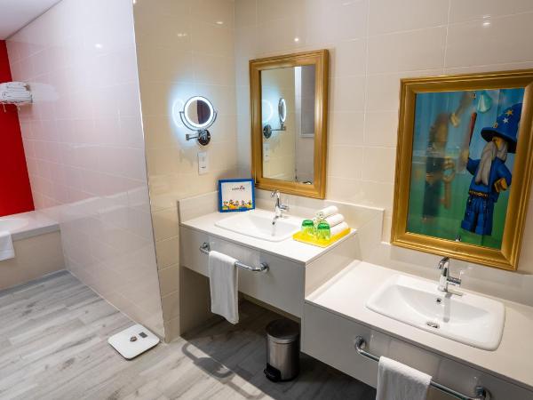 LEGOLAND Hotel Dubai : photo 4 de la chambre suite familiale entièrement axée sur le thème du royaume avec accès gratuit au parc, petit-déjeuner, ateliers créatifs, chasse au trésor en chambre et activités pour enfants.