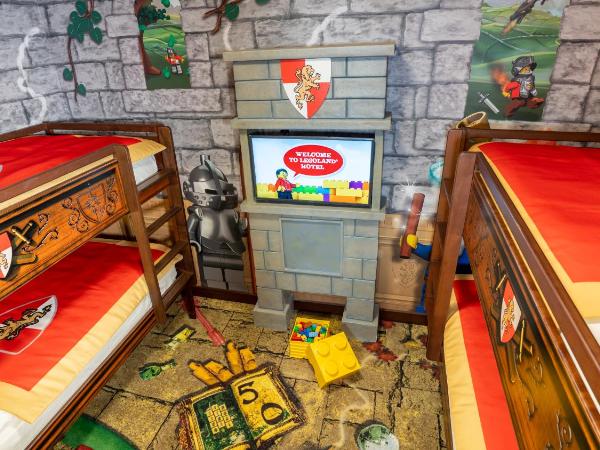 LEGOLAND Hotel Dubai : photo 3 de la chambre suite familiale entièrement axée sur le thème du royaume avec accès gratuit au parc, petit-déjeuner, ateliers créatifs, chasse au trésor en chambre et activités pour enfants.