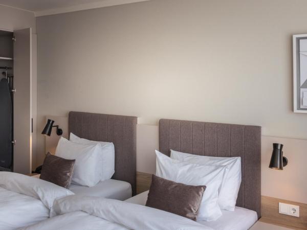 Crowne Plaza Frankfurt Congress Hotel, an IHG Hotel : photo 2 de la chambre standard twin room with furnished balcony