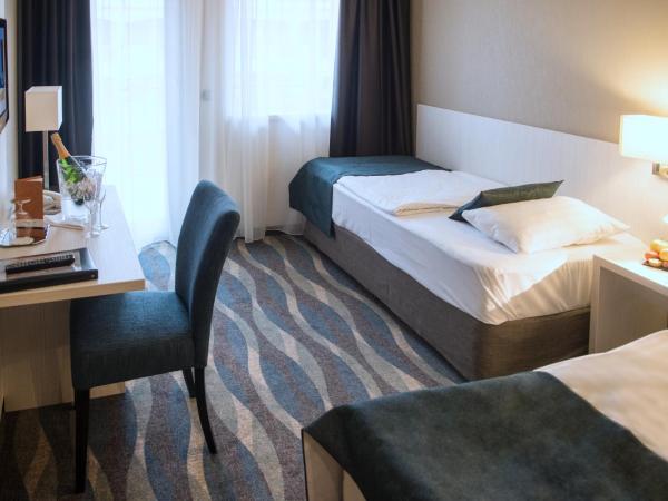 Hotel Azur Siofok : photo 2 de la chambre chambre familiale supérieure (2 adultes + 2 enfants)