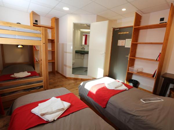 Auberge d+ Valloire-Galibier : photo 2 de la chambre chambre quadruple avec salle de bains privative