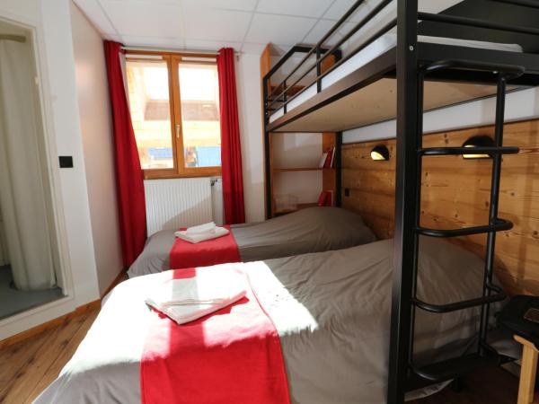 Auberge d+ Valloire-Galibier : photo 2 de la chambre chambre triple avec salle de bains privative