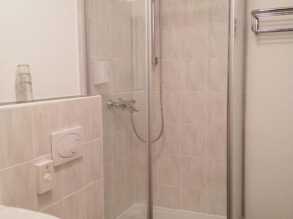 Hotel New Fair Munich Messe : photo 4 de la chambre chambre triple