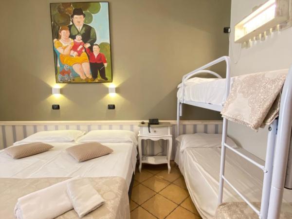 Hotel Europeo Napoli : photo 10 de la chambre chambre quadruple