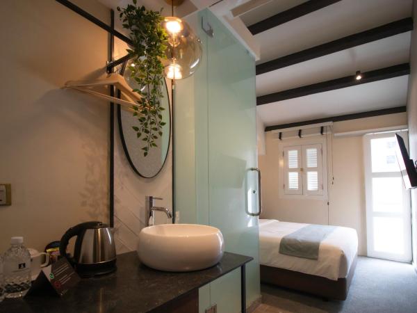 Harbour Ville Hotel - Hamilton : photo 2 de la chambre hébergement lit queen-size premier avec balcon