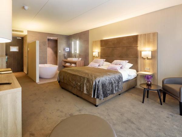 Van der Valk Hotel Breda : photo 2 de la chambre chambre double supérieure avec salle de bains ouverte