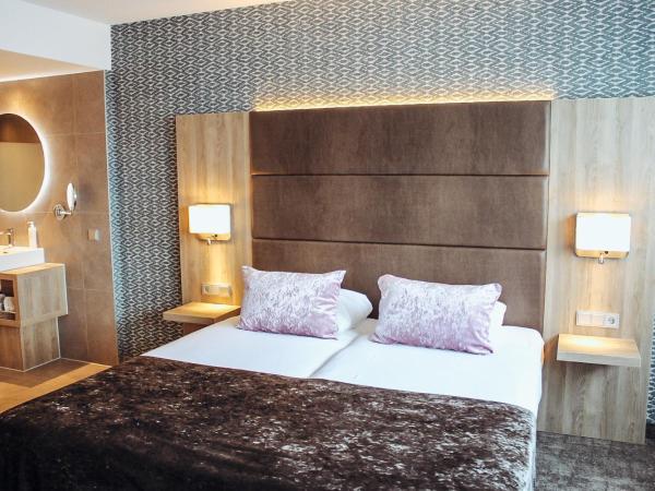 Van der Valk Hotel Breda : photo 1 de la chambre chambre double confort avec salle de bains ouverte
