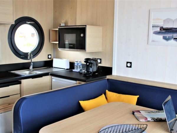 Les Ilots de Gruissan : photo 4 de la chambre hébergement bateau lodge 2 chambres pour 4 personnes - côté yacht club