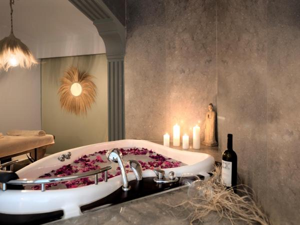 Liman Hotel Gümüslük - Adult Only : photo 2 de la chambre chambre lit queen-size avec baignoire spa