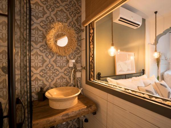 Liman Hotel Gümüslük - Adult Only : photo 9 de la chambre chambre double avec balcon - vue sur mer