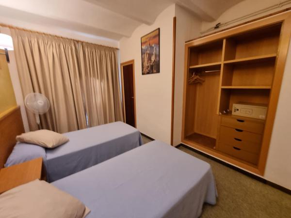 Pension El Ciervo : photo 4 de la chambre chambre lits jumeaux avec balcon et salle de bains privative