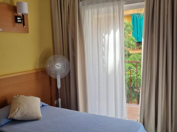 Pension El Ciervo : photo 6 de la chambre chambre lits jumeaux avec balcon et salle de bains privative