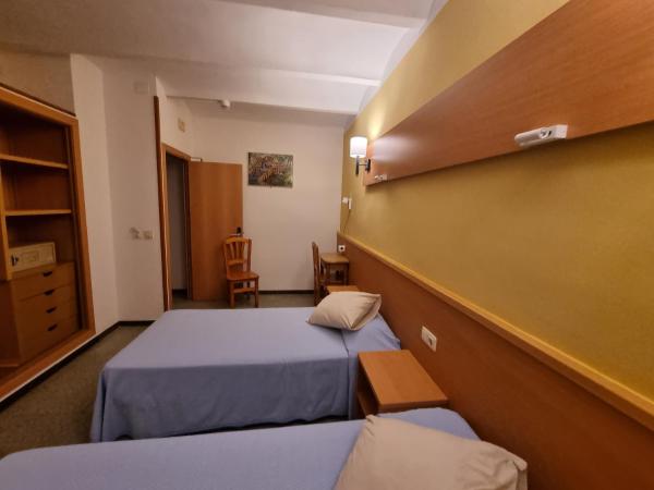 Pension El Ciervo : photo 7 de la chambre chambre lits jumeaux avec balcon et salle de bains privative