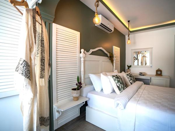 Liman Hotel Gümüslük - Adult Only : photo 6 de la chambre chambre lit queen-size avec baignoire spa