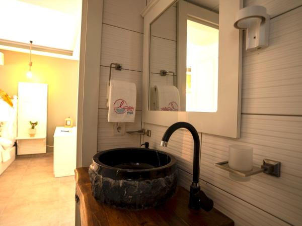 Liman Hotel Gümüslük - Adult Only : photo 5 de la chambre chambre lit queen-size avec baignoire spa