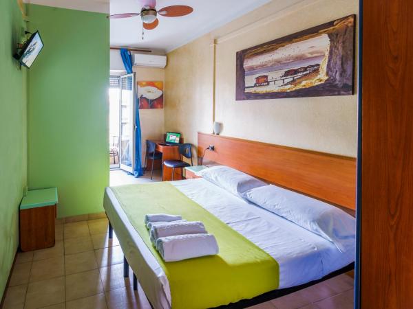 Hotel America : photo 1 de la chambre chambre double avec salle de bains privative