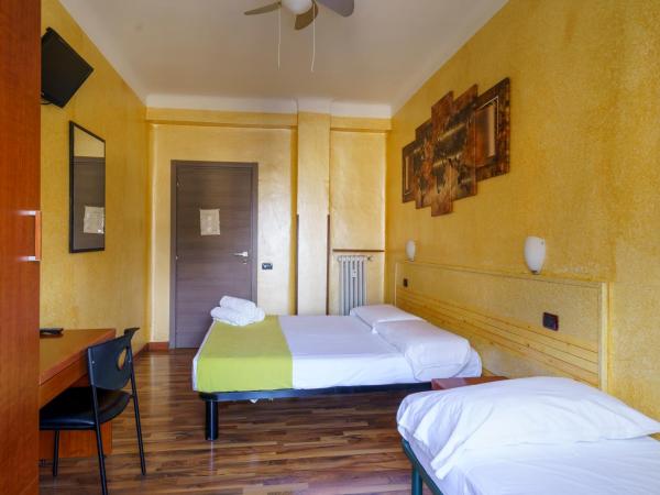 Hotel America : photo 2 de la chambre chambre triple avec salle de bains commune