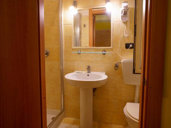 Hotel America : photo 4 de la chambre chambre triple avec salle de bains privative