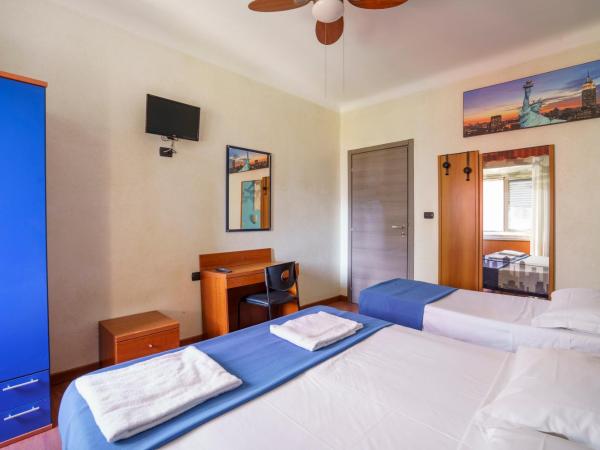 Hotel America : photo 4 de la chambre chambre triple avec salle de bains commune